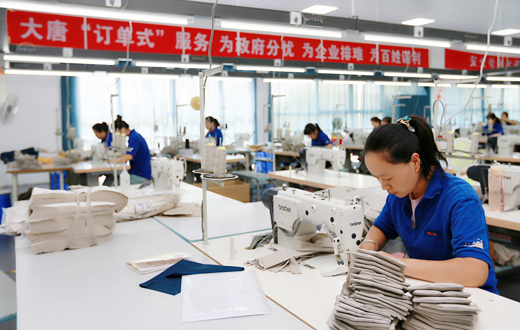 1662444624797099777.jpg 4.开云官方在线登录入口引进“订单式”扶贫企业.,让异地搬迁群众实现家门口就业.jpg