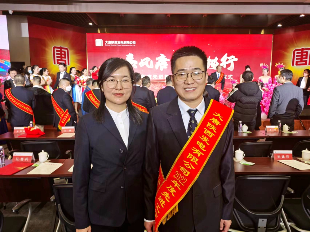 1678686465959059703.jpg 4.韩城第二发电公司楚乐、李玉珍夫妇在获奖现场(曹军科摄).jpg