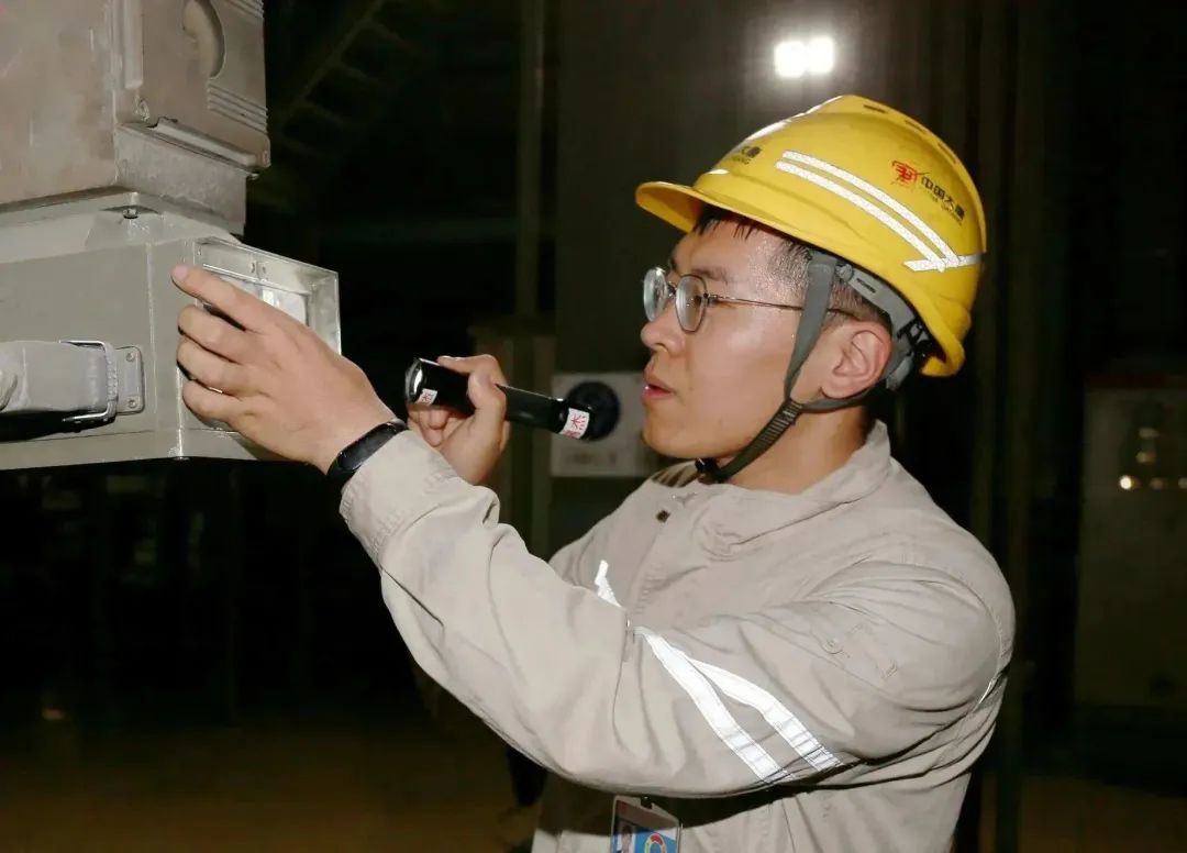 1688003424325072853.jpg 大唐王滩发电公司严格执行巡检、定期工作计划安排,每日按照巡检路线对各类设备进行全面巡查,出现异常及时处理,确保实现夏季大负荷期间各类问题动态清零。.jpg