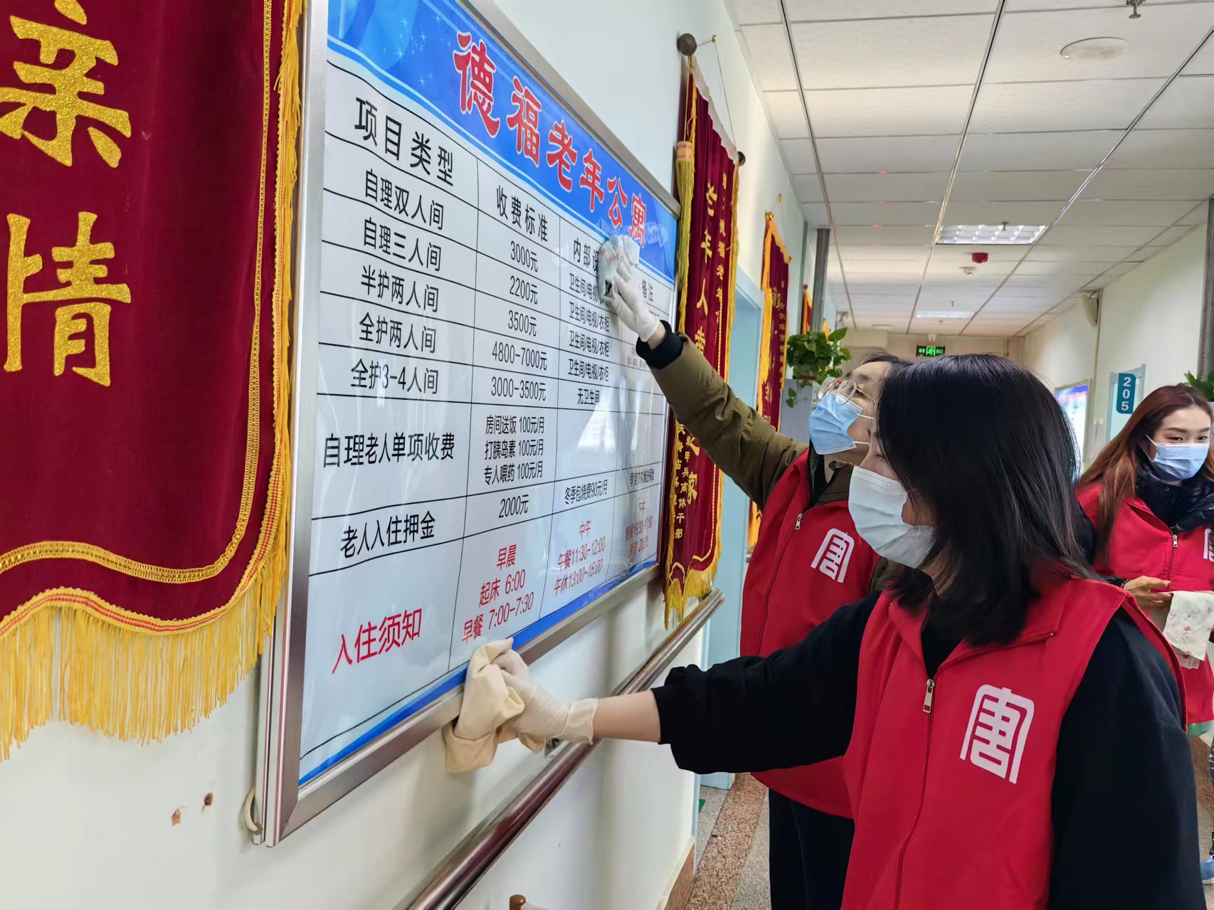 1709621619617000362.jpg 哈一热电厂 为老人清理室内卫生.jpg