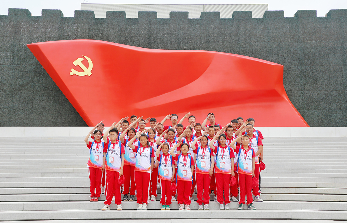 1723450197448062349.jpg 学生在中国共产党历史展览馆参观学习a.jpg