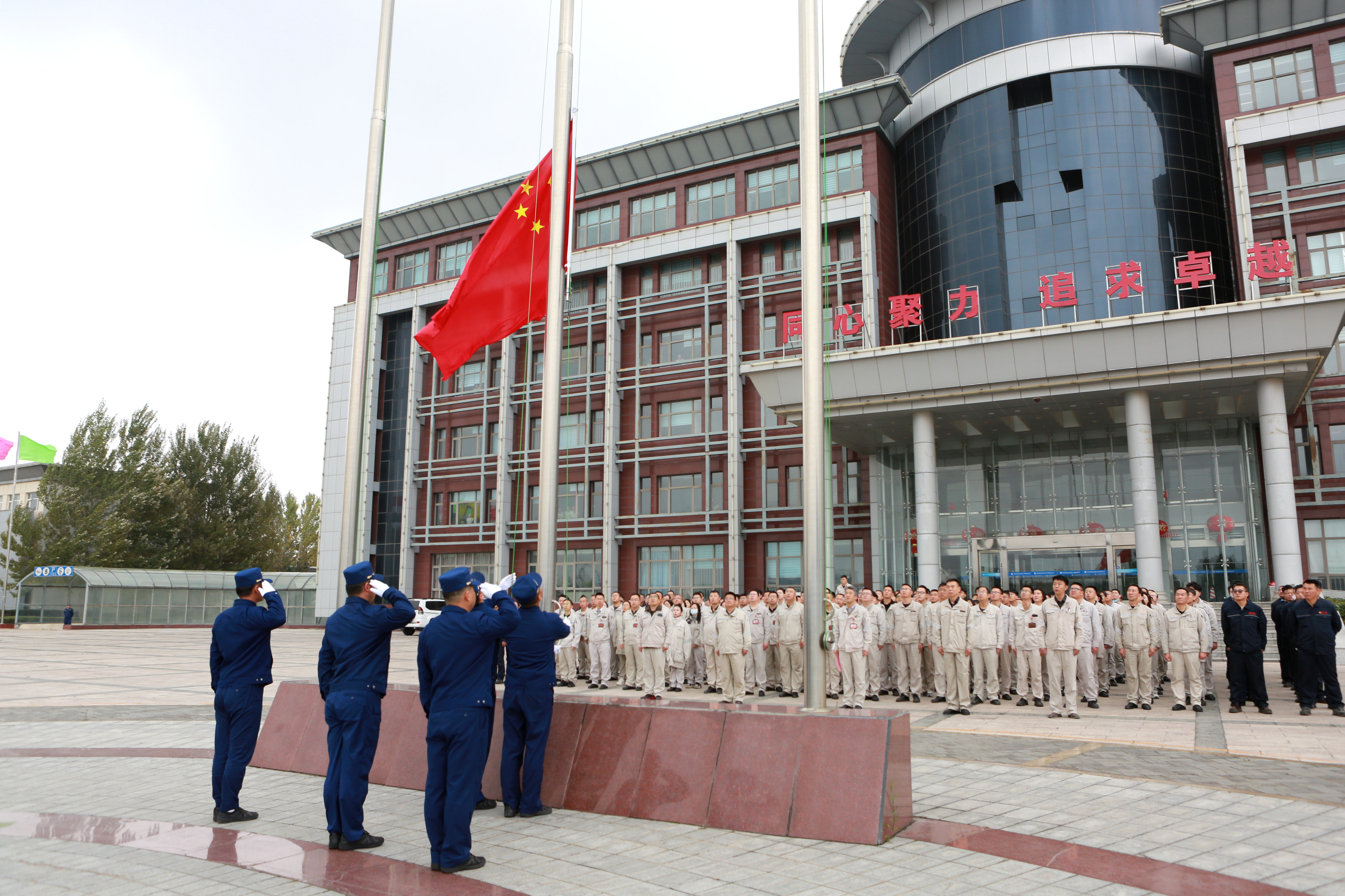 1727591520171034591.jpg 升旗仪式.jpg